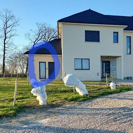 à La Campagne, 5 Minutes De L'autoroute Hébergement de vacances Vieux-Manoir
